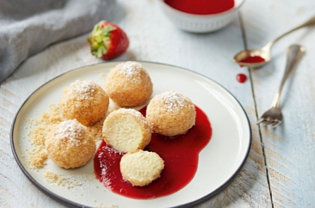 Topfenknödel mit Beeren