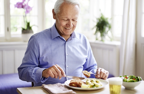 Mann beim Essen