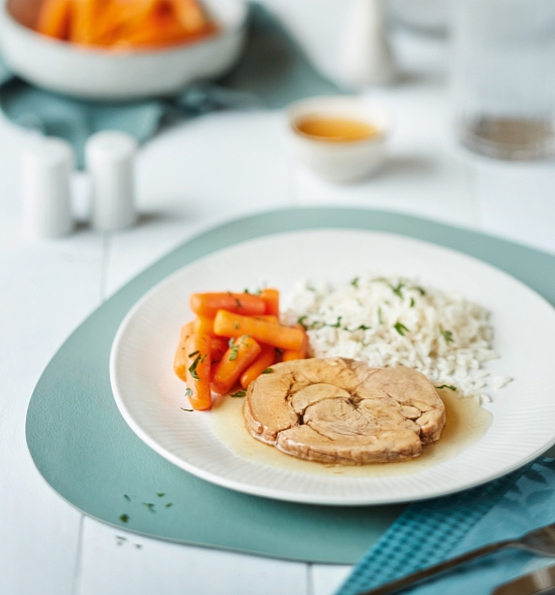 Kalbsbraten mit Reis und Babykarotten