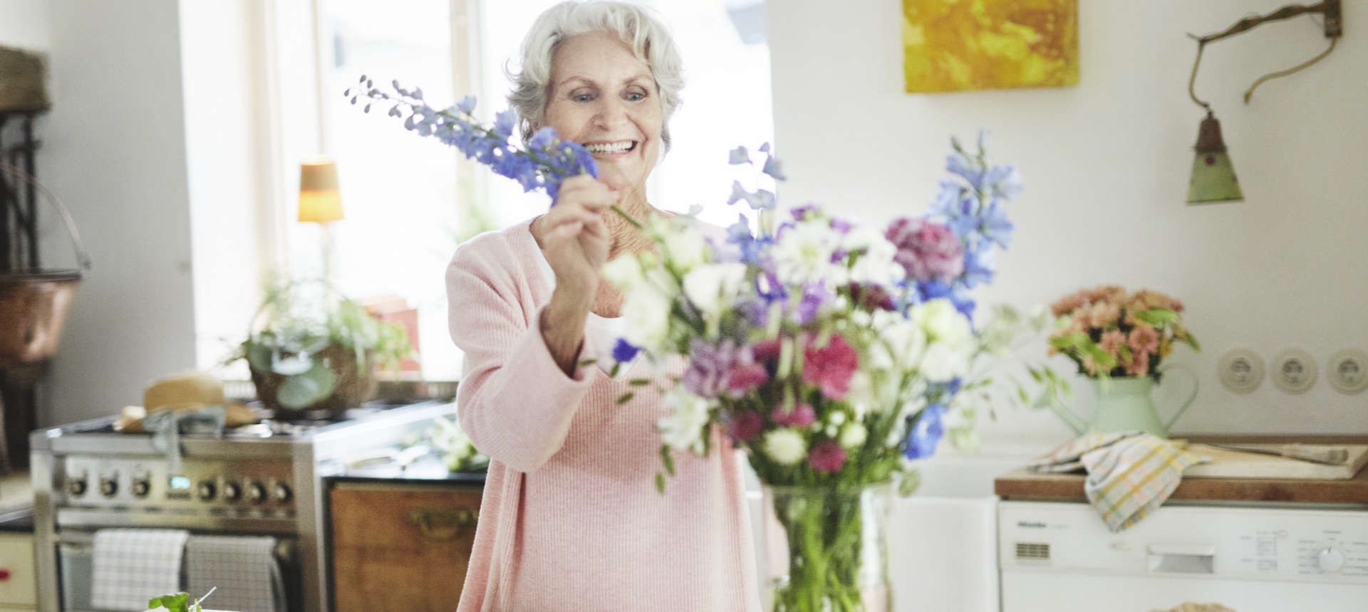 Dame beim Blumen stecken